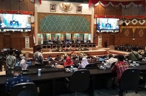 Rapat paripurna DPRD Riau mengumumkan Abdul Wahid dan SF Hariyanto sebagai Gubernur dan Wakil Gubernur Riau terpilih. (Foto: Tribun Pekanbaru)